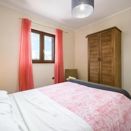 別荘 Three-bedroom Holiday In Tinjan