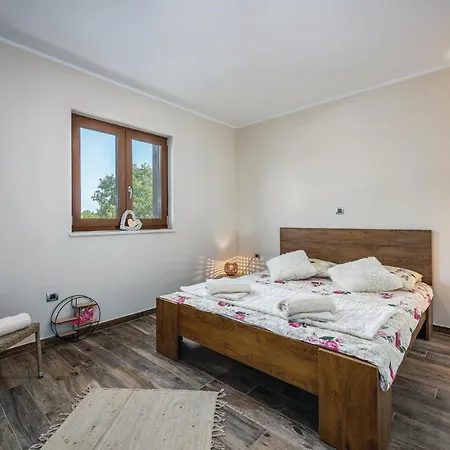 別荘 Three-bedroom Holiday In Tinjan