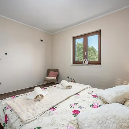 Three-bedroom Holiday In * Tinjan