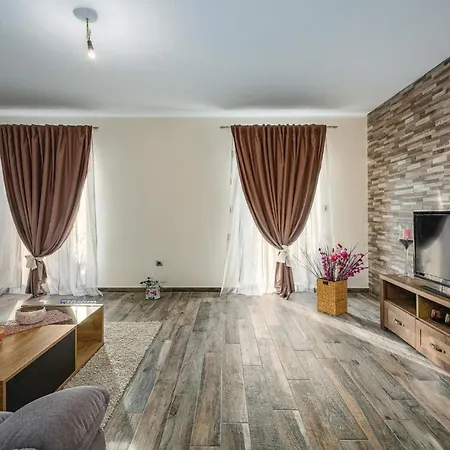 Three-bedroom Holiday In Tinjan