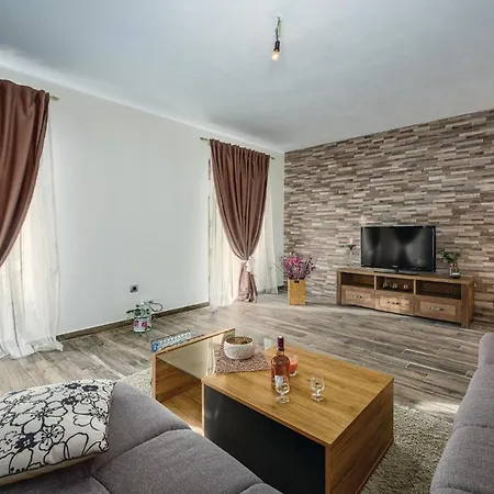 Three-bedroom Holiday In בית נופש Tinjan