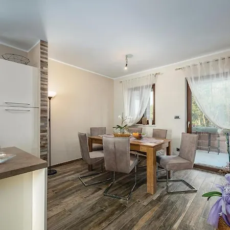 Three-bedroom Holiday In * Tinjan