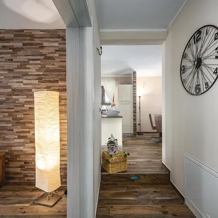 Three-bedroom Holiday In בית נופש