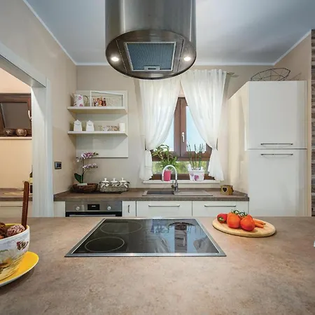 Three-bedroom Holiday In * Tinjan